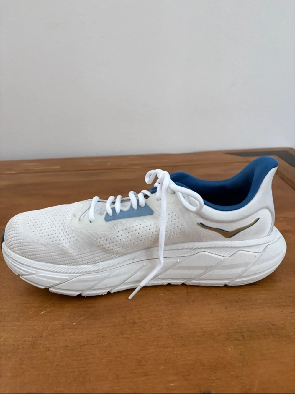 Hoka Arahi 7 White and Blue Running Shoe Size 9.5